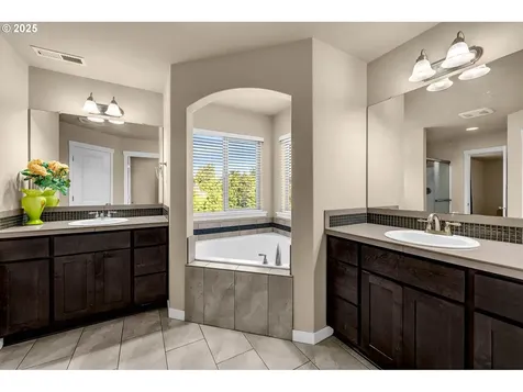 15013 NW 25th Avenue Vancouver WA 98685