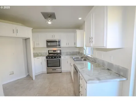 198 NE Plum Ridge Drive Winston OR 97496