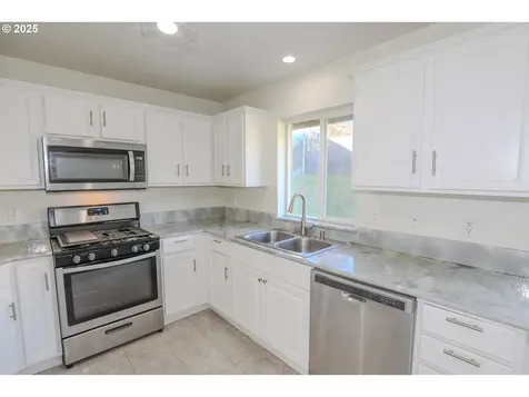 198 NE Plum Ridge Drive Winston OR 97496