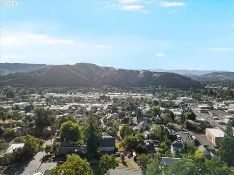 1047 SE Main Street Roseburg OR 97470
