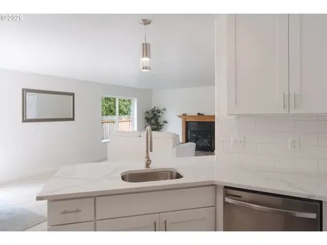 1006 NE Mariners Loop Portland OR 97211