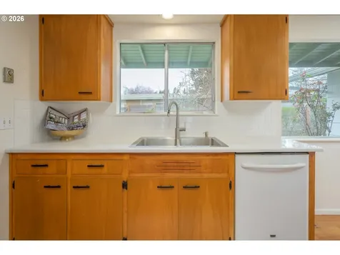 585 E 36th Avenue Eugene OR 97405