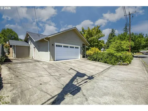 1528 NW Grove Street Roseburg OR 97471