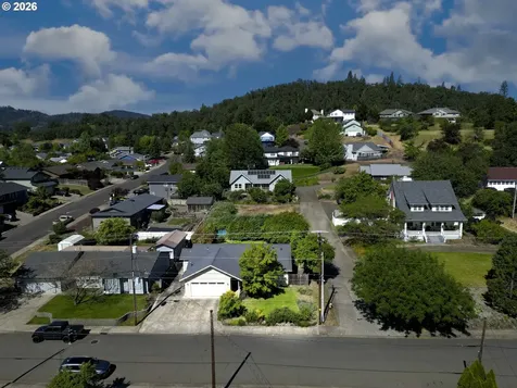 1528 NW Grove Street Roseburg OR 97471