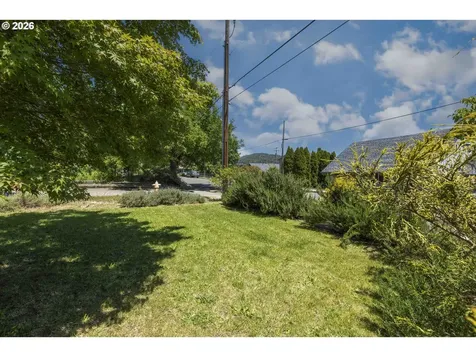 1528 NW Grove Street Roseburg OR 97471