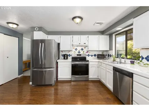 1528 NW Grove Street Roseburg OR 97471