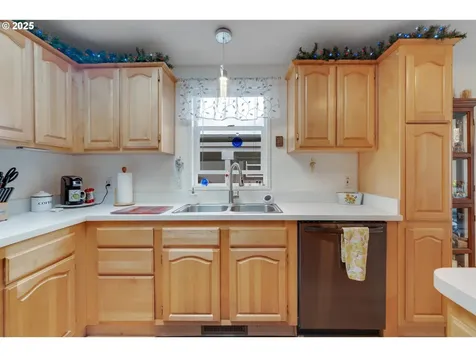 835 SE 1st Avenue Canby OR 97013