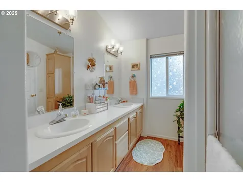 835 SE 1st Avenue Canby OR 97013