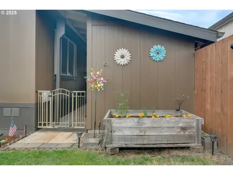 835 SE 1st Avenue Canby OR 97013