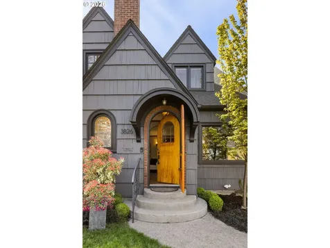 3826 NE Couch Street Portland OR 97232