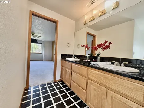 506 NW 107th Street Vancouver WA 98685