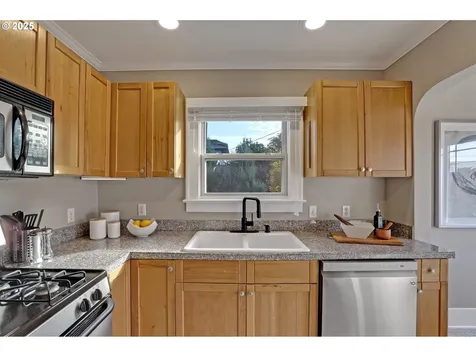 621 NE Ainsworth Street Portland OR 97211