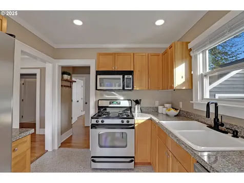 621 NE Ainsworth Street Portland OR 97211