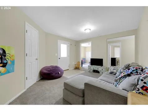 7297 Holly Street Springfield OR 97478