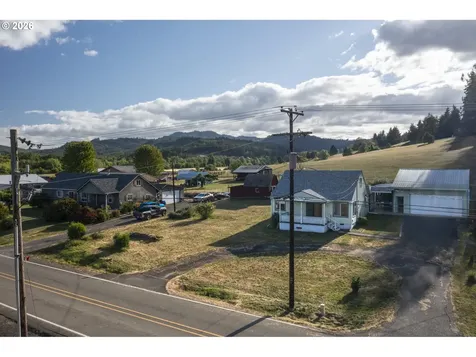 807 Cedar Street Yoncalla OR 97499