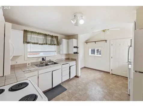 1236 N Baxter Street Coquille OR 97423