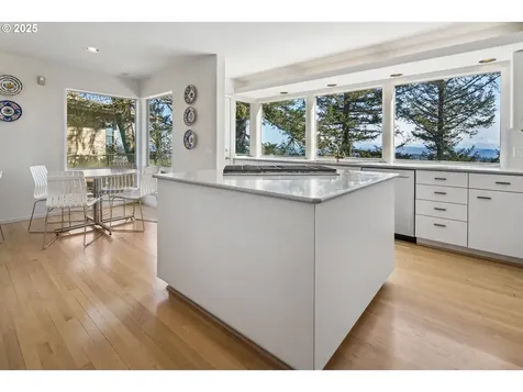 21 Nansen Summit Lake Oswego OR 97035