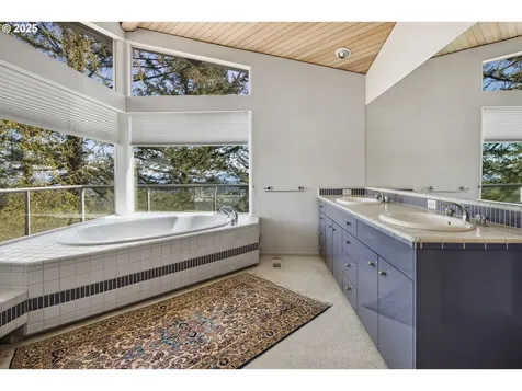 21 Nansen Summit Lake Oswego OR 97035