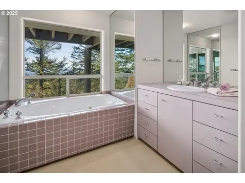 21 Nansen Summit Lake Oswego OR 97035