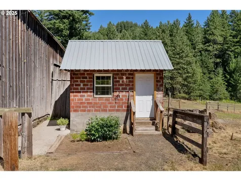 4 Strong Road Trout Lake WA 98650
