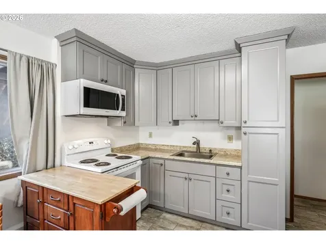 12215 SW Cresmoor Drive Beaverton OR 97008