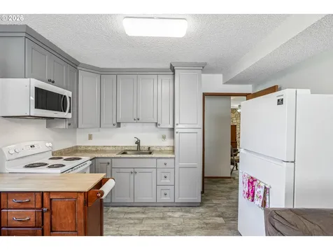 12215 SW Cresmoor Drive Beaverton OR 97008