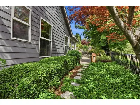 909 N 9th Way Ridgefield WA 98642