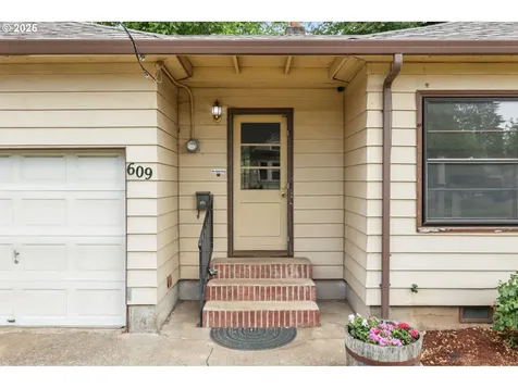 609 W Lincoln Street Woodburn OR 97071