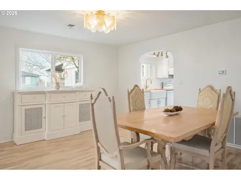 895 Burton Street Harrisburg OR 97446