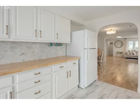 895 Burton Street Harrisburg OR 97446