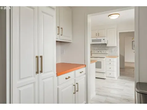 895 Burton Street Harrisburg OR 97446