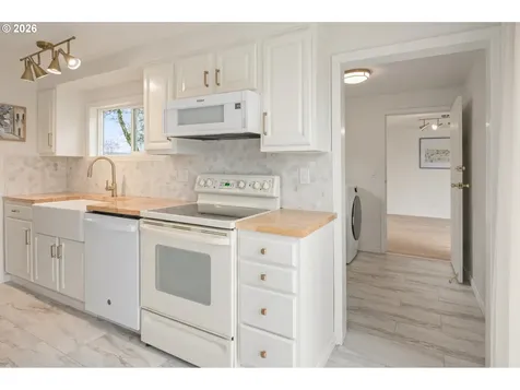 895 Burton Street Harrisburg OR 97446