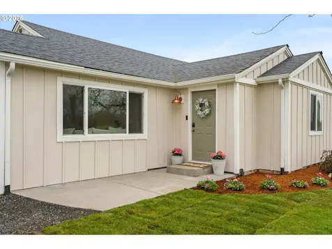 895 Burton Street Harrisburg OR 97446