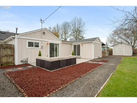 895 Burton Street Harrisburg OR 97446