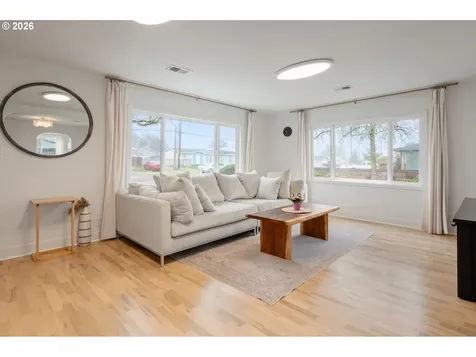 895 Burton Street Harrisburg OR 97446
