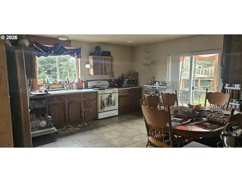 1852 NW Dogwood Street Roseburg OR 97471