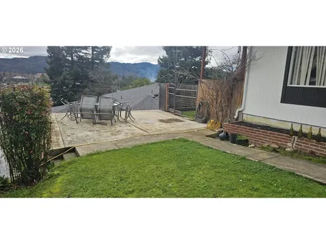 1852 NW Dogwood Street Roseburg OR 97471