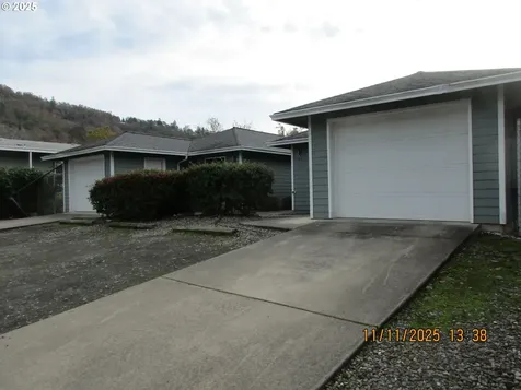 141/143 Fairacres Lane Roseburg OR 97470