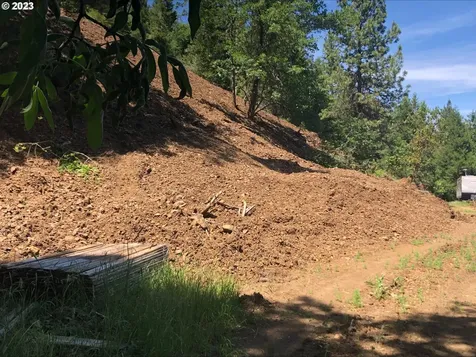 1758 SE Strong Avenue Roseburg OR 97470