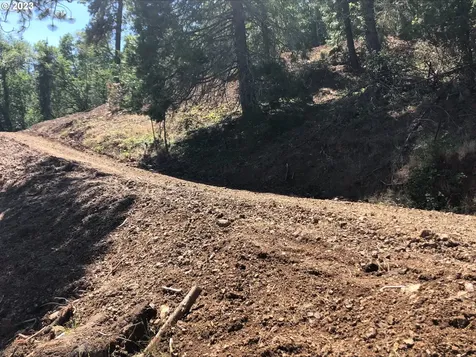 1758 SE Strong Avenue Roseburg OR 97470