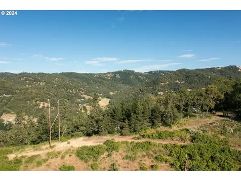 1758 SE Strong Avenue Roseburg OR 97470