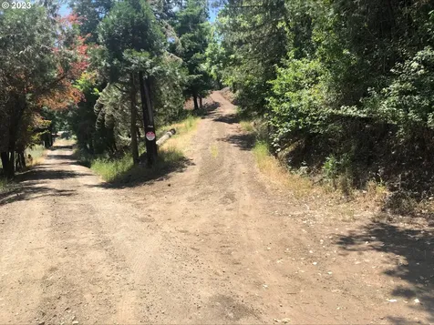 1758 SE Strong Avenue Roseburg OR 97470