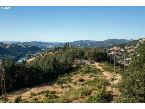 1758 SE Strong Avenue Roseburg OR 97470
