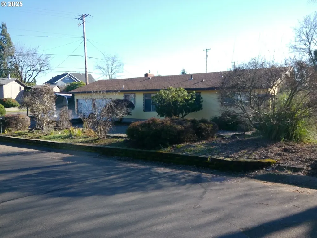 1523 NW Randall Court Roseburg OR 97471
