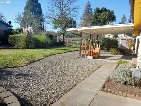 1523 NW Randall Court Roseburg OR 97471