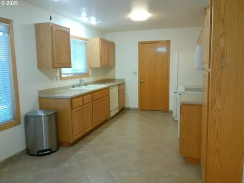1523 NW Randall Court Roseburg OR 97471