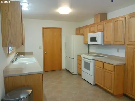 1523 NW Randall Court Roseburg OR 97471