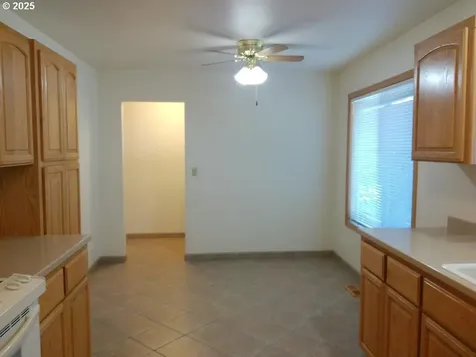 1523 NW Randall Court Roseburg OR 97471