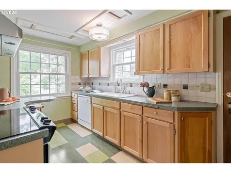 3305 SE 76th Avenue Portland OR 97206