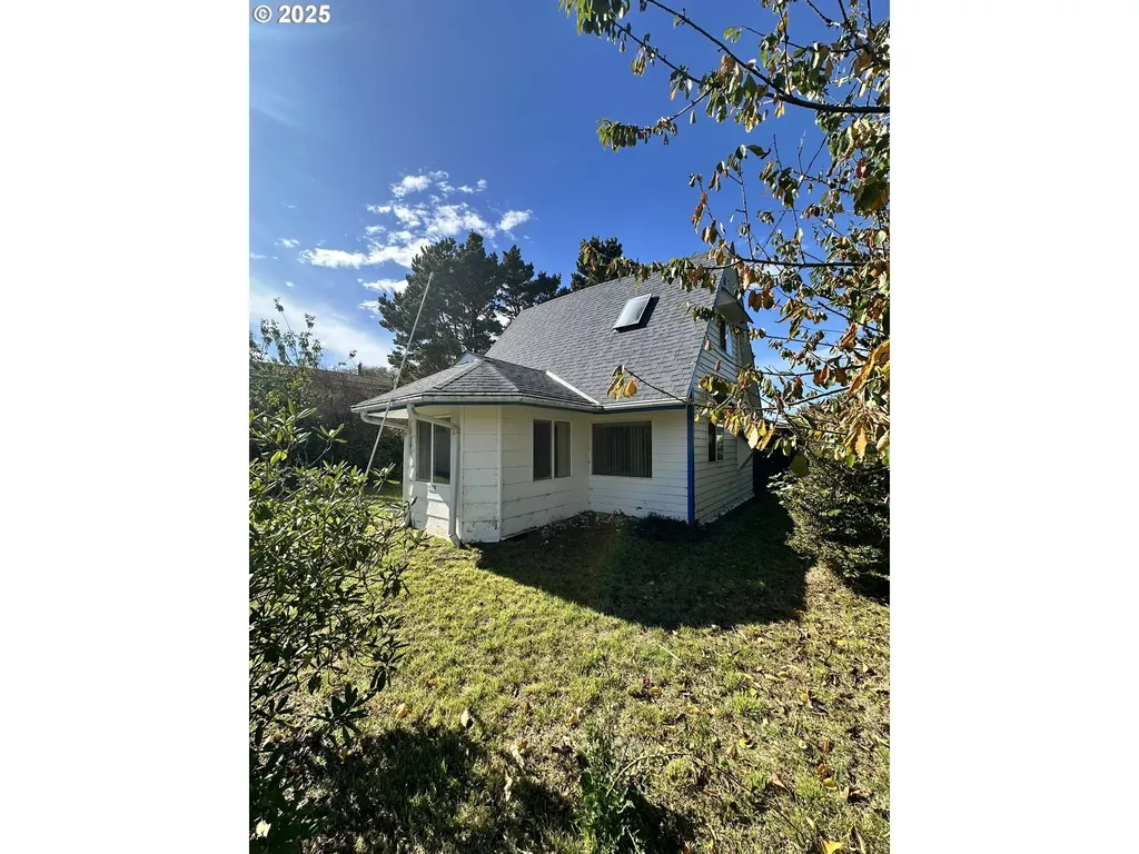 6835 SW Galley Avenue Lincoln City OR 97367